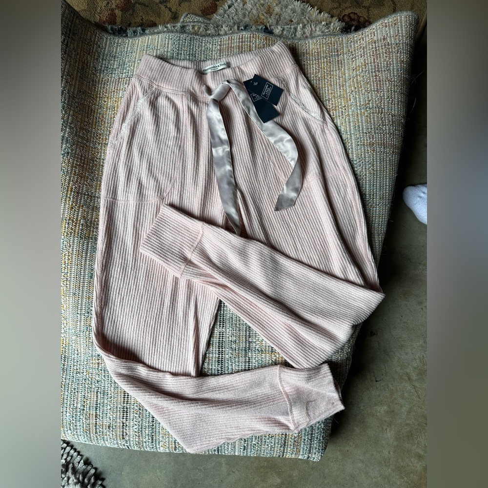 Abercrombie light pink lounge pants NWT